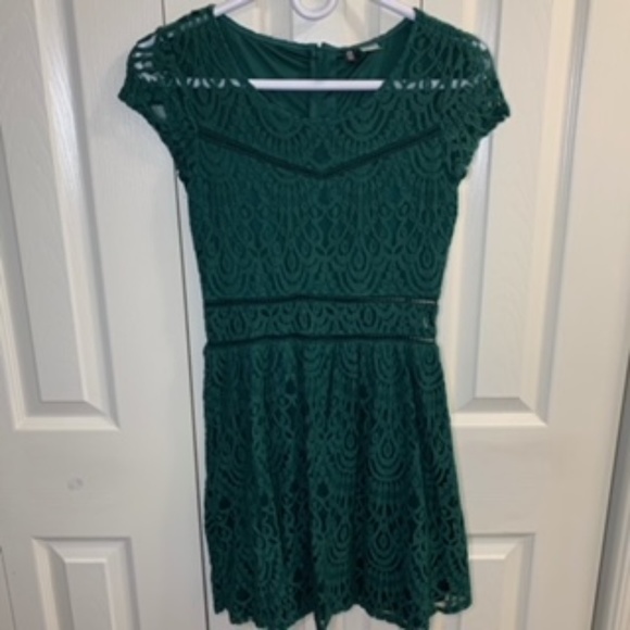 Green Lace dress - Picture 3 of 7